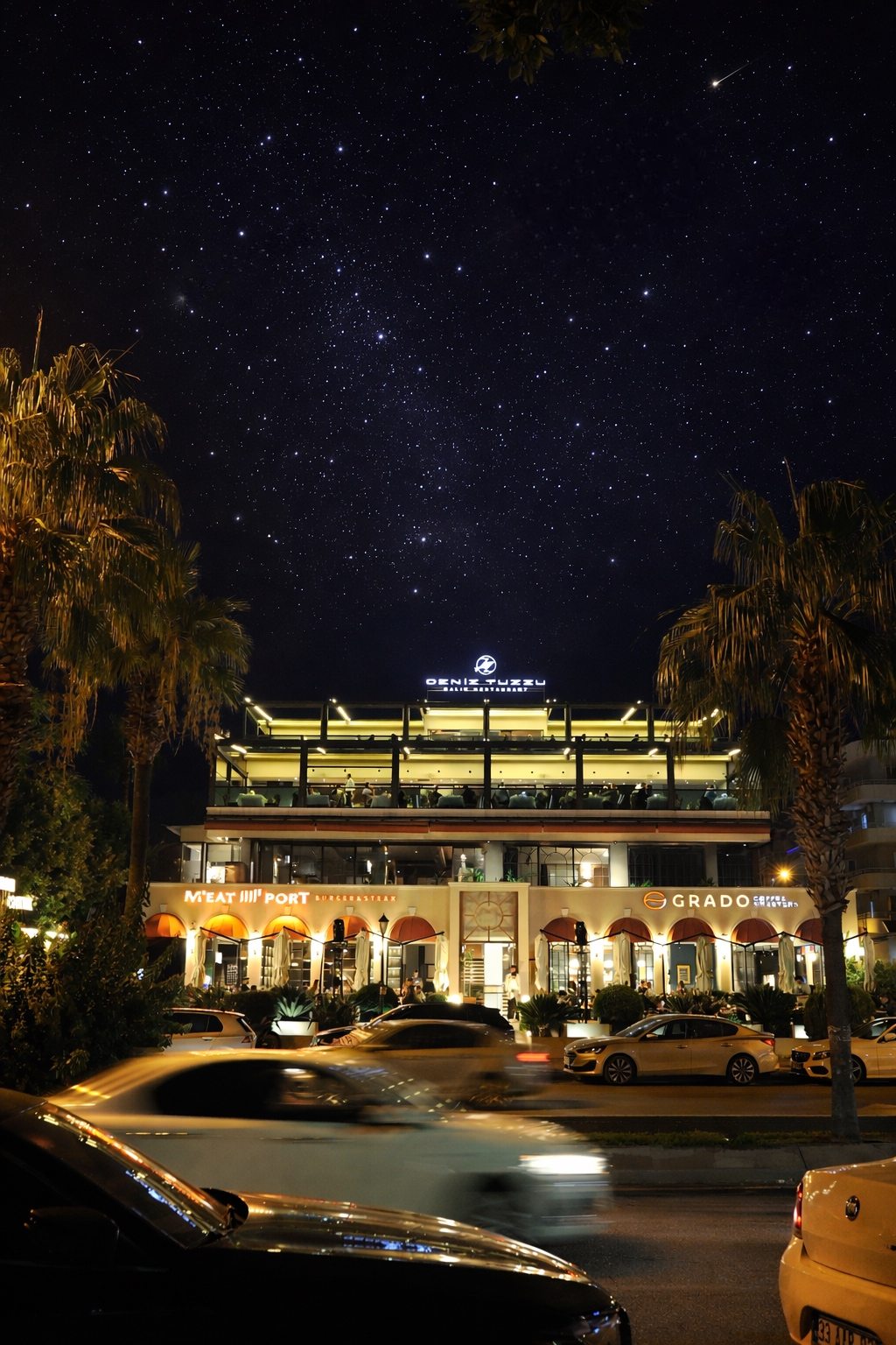 Gece yıldızların altında Deniz Tuzzu restoranı